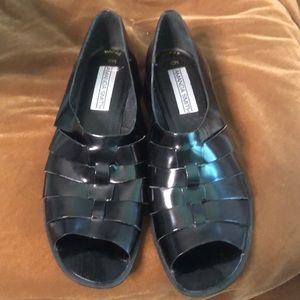 Amanda Smith 10m black leather fly peep toe euc